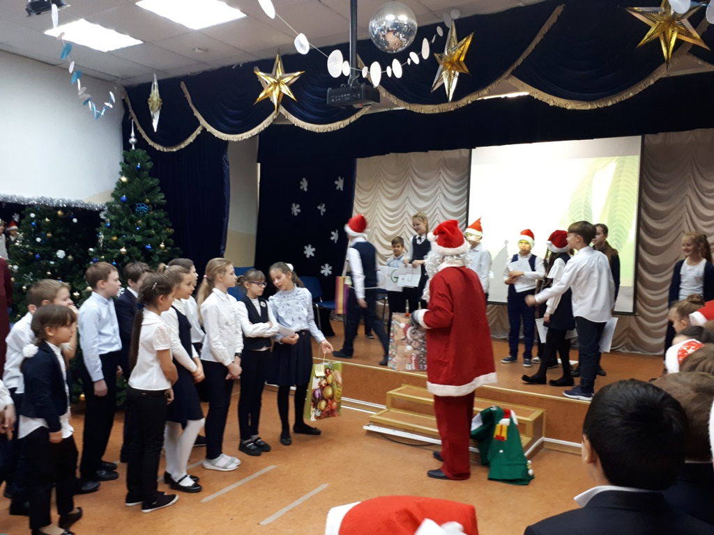 Рождественские встречи в начальной школе. Ребята подготовили небольшое представление на английском языке, пели рождественские песни и рассказывали об истории этого праздника.