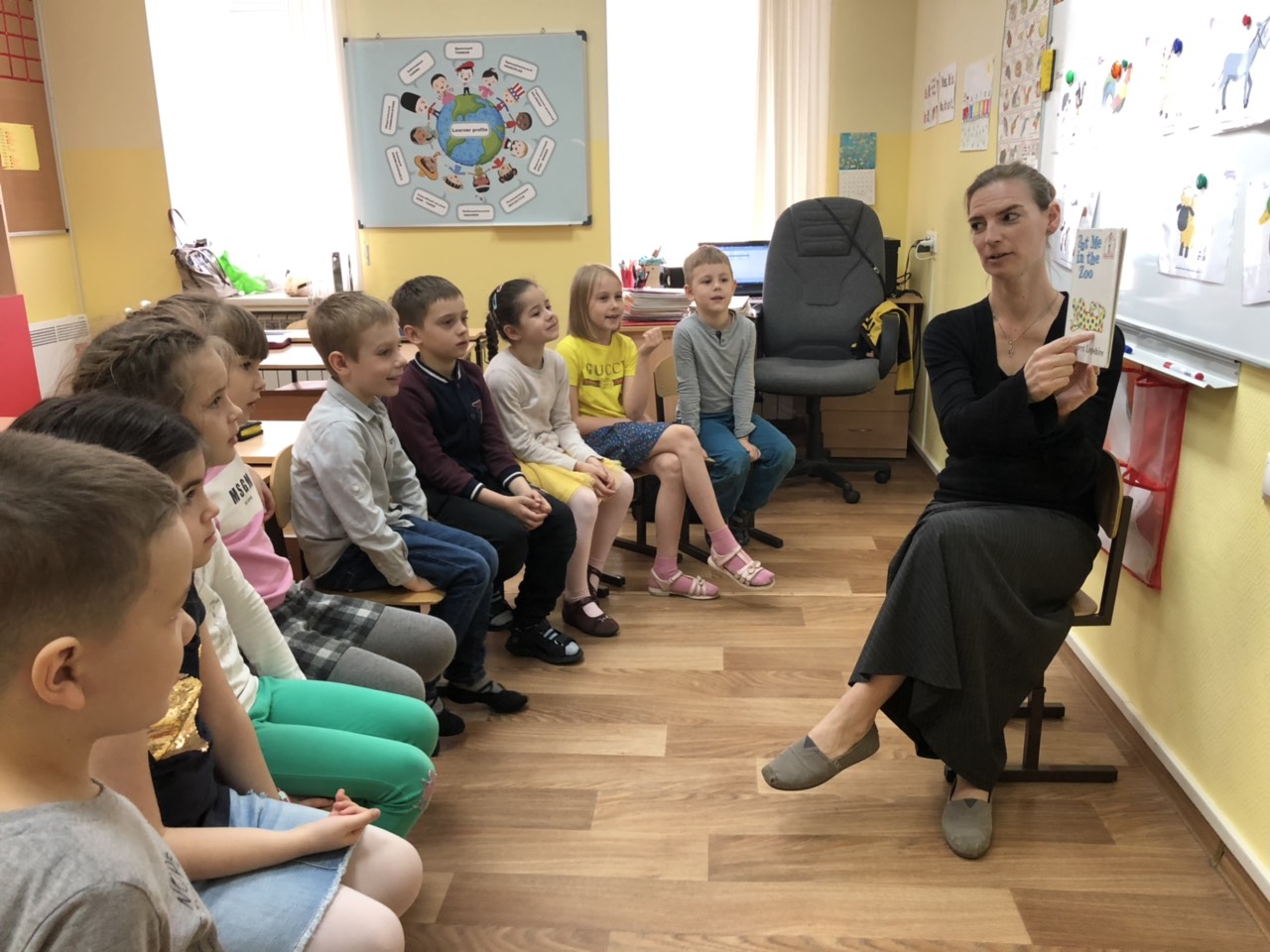 Урок английского языка в 1 классе ведут учителя Терехова Лариса Валерьевна и Мисс Сара Сейгер.