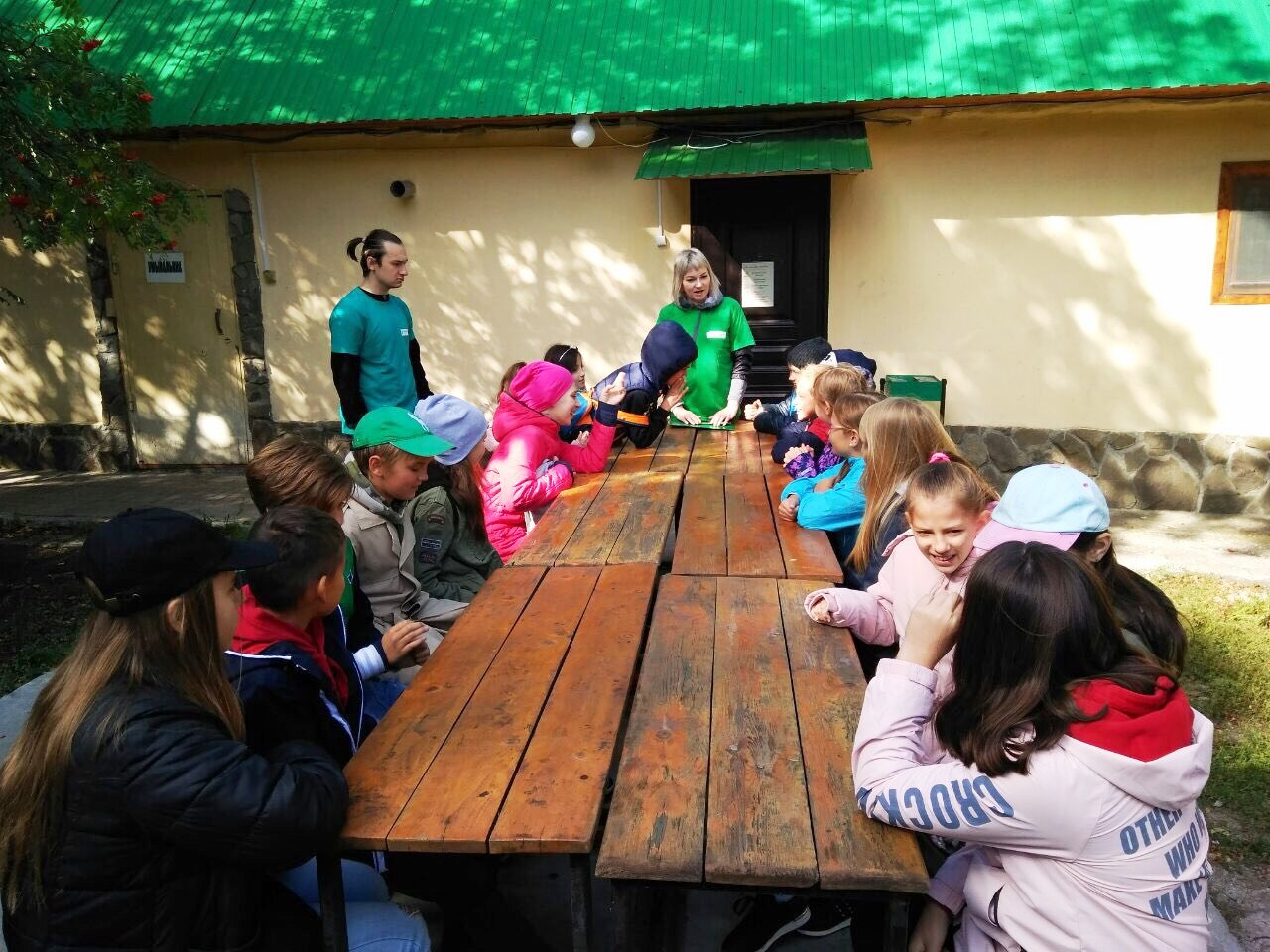 29 августа Самарская международная школа приветствовала учеников первых и пятых классов. Встреча проводилась на туристической базе «Лесная крепость».
