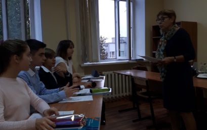 Discussion on the topic of importance of language learning with Galina Mikhailovna and students of the 7th grade.