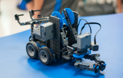 На уроке робототехники ученики 3В собирали робота, который автоматически следует линии разметки.
