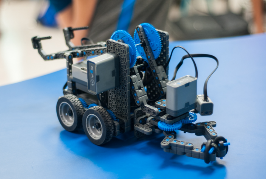 На уроке робототехники ученики 3В собирали робота, который автоматически следует линии разметки.
