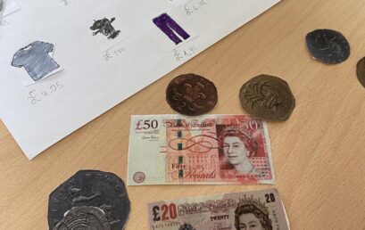 Ученики 3В сегодня ходили в магазин друг к другу с британскими фунтами и пенсами. Сказали, что это очень полезно, ведь когда они поедут в Англию, то будут знать, как пользоваться иностранной валютой.