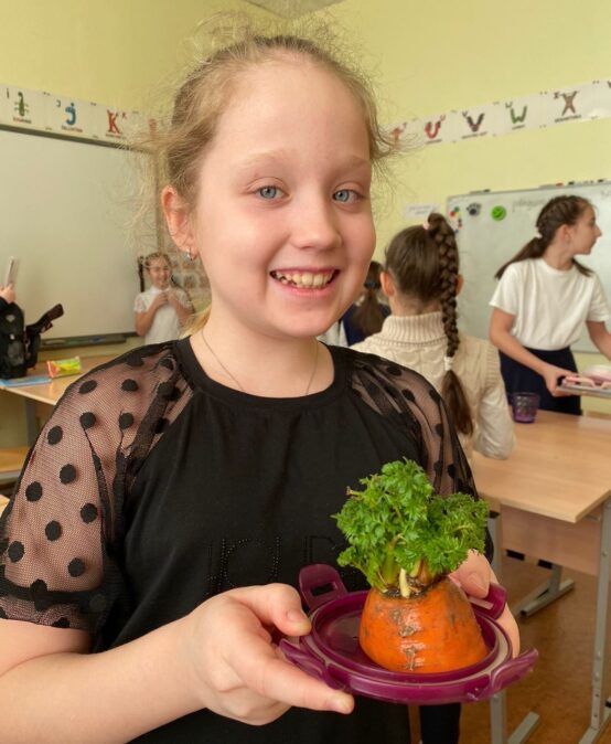 Ученики 3 классов на уроках английского провели огородный эксперимент «My plant» — прорастили морковь 🥕 и лук 🧅