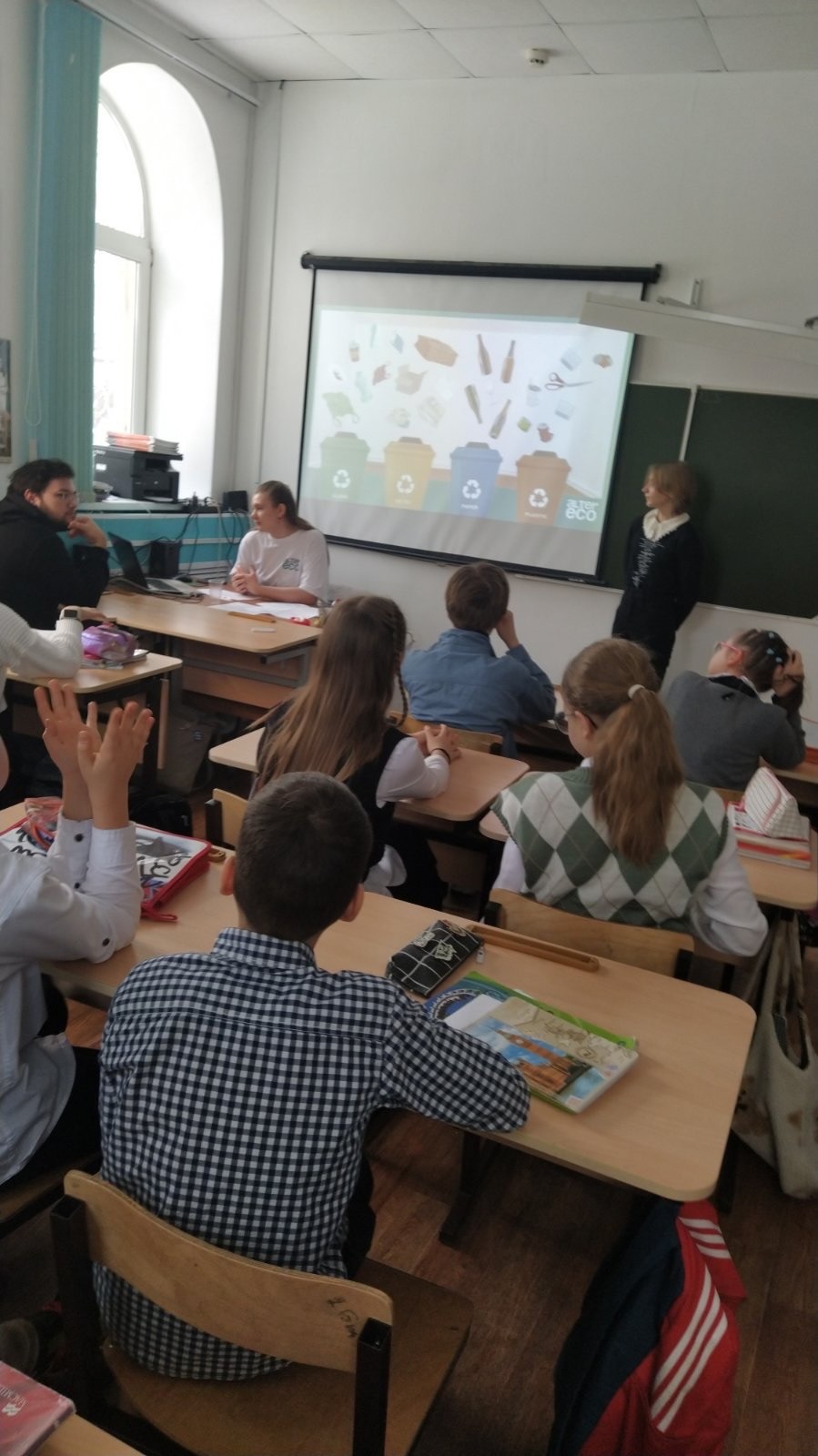 Студенческая организация МГПУ Alter Eco проводит уроки экологической направленности на английском языке с ребятами 5-8 классов.