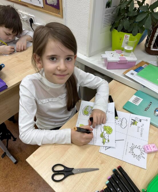🌺 Ребята из 2 Б класса вместе с Смит Еленой Александровной сегодня говорят о весне и делают книжку-малышку «My Garden Book».