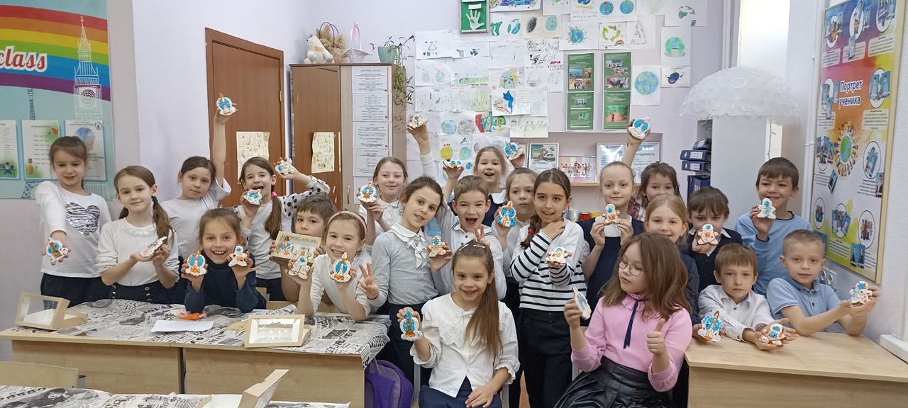 12 апреля, в День космонавтики, ученики 2Б класса изучали биографию Юрия Гагарина