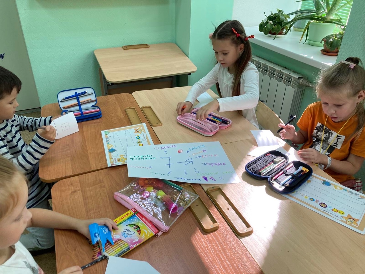 Ребята из детского сада вместе с Александрой Владимировной продолжают работу над темой «Кто мы».