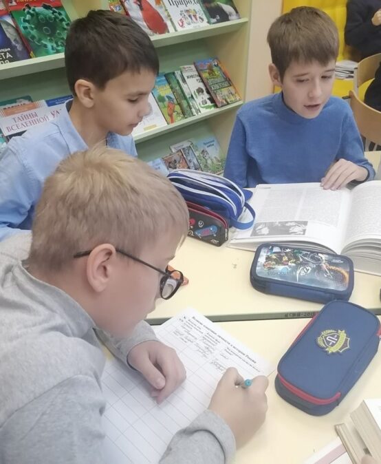 Гимназисты 4 А класса знакомились с известными историческими личностями России.