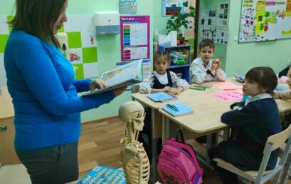 Елена Юрьевна вместе с Фомой пришли к ребятам на урок.