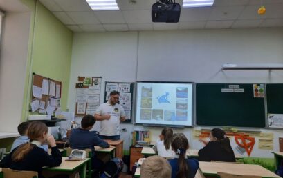 В рамках подготовки к выставке PYP в 4А классе прошла встреча с Сергеем Юрьевичем Денисовым, координатором экологической организации «Экит».