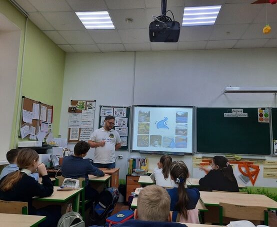 В рамках подготовки к выставке PYP в 4А классе прошла встреча с Сергеем Юрьевичем Денисовым, координатором экологической организации «Экит».